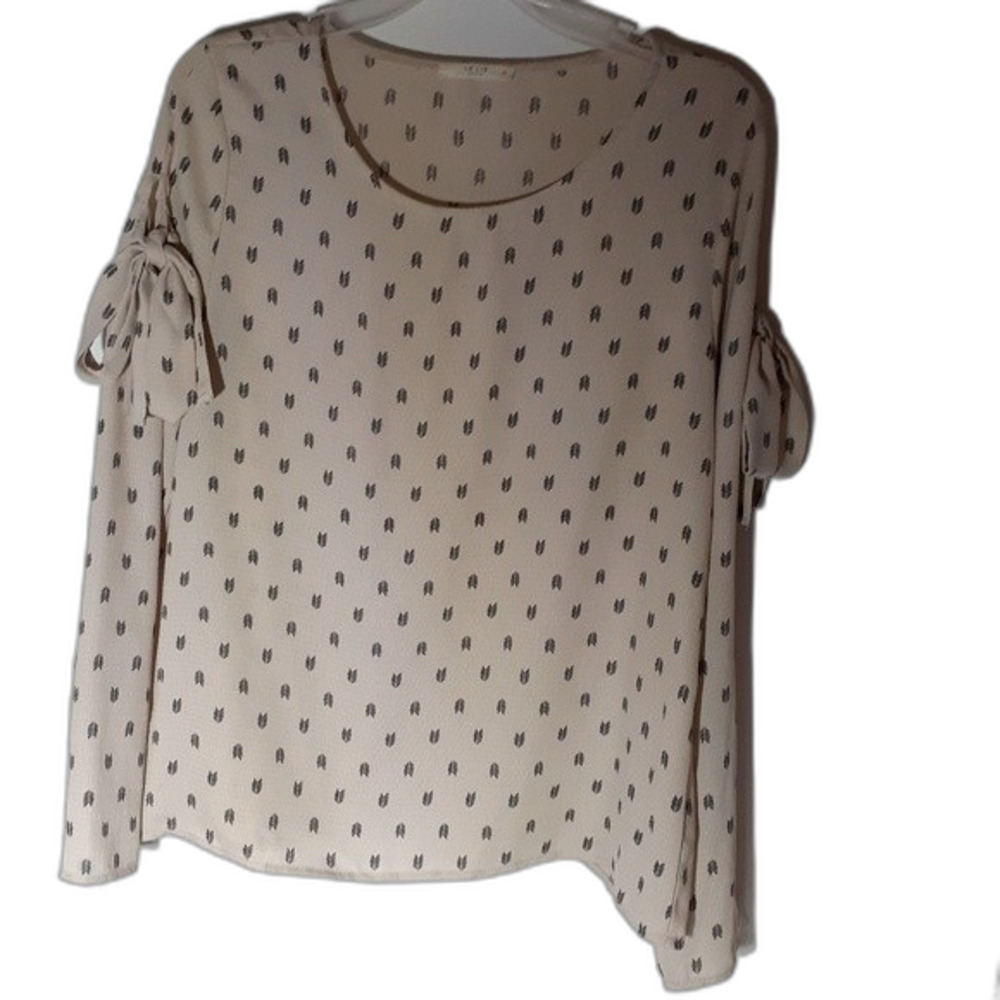 Le lis top m beige tan black leaf pattern shirt blouse medium  bow detail